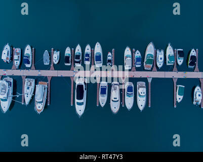 Antenna top down foto di marina un bacino di dock con ormeggi e forniture per yacht e barche di piccole dimensioni che mostra il bacino galleggiante passerella supportato da po Foto Stock