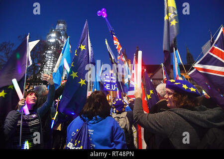 Anti-Brexit dimostranti protestano al di fuori della sede del parlamento di Westminster a Londra. Foto Stock