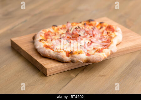 Pizza Premium su una piastra ​ Foto Stock