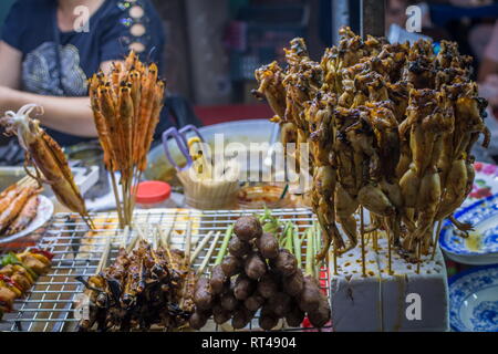 Rane fritte spiedini, Vietnamita Asian street food in Thailandia Foto Stock