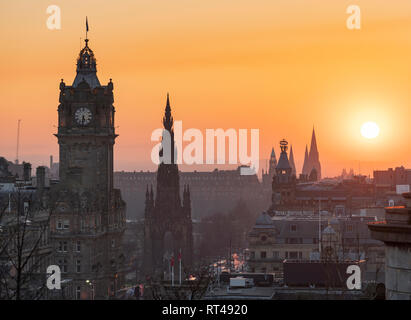 Edimburgo, Scozia, Regno Unito. Il 26 febbraio, 2019. Vista al tramonto sul famoso skyline di Edimburgo dal Calton Hill a Edimburgo , in Scozia, Regno Unito