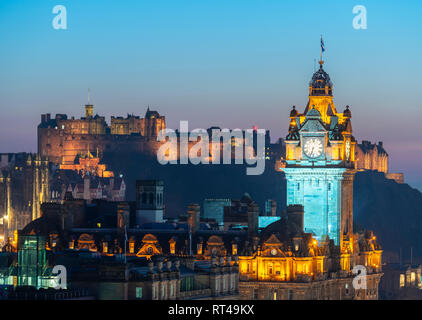 Edimburgo, Scozia, Regno Unito. Il 26 febbraio, 2019. Vista al tramonto sul famoso skyline di Edimburgo verso il Balmoral Hotel itinerari segreti di Palazzo Ducale e il Castello di Edinburgo e fr