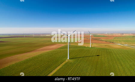 Le turbine eoliche in campi, le Langon, Francia Foto Stock