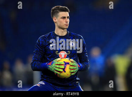 Chelsea goalkeeper Kepa Arrizabalaga si riscalda prima durante il match di Premier League a Stamford Bridge, Londra. Foto Stock