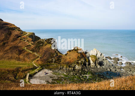 Lungo la costa sud occidentale percorso e Tarka Trail e rocky cove vicino a Lee Bay, Ilfracombe North Devon, Inghilterra, Regno Unito, Gran Bretagna Foto Stock