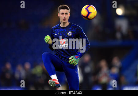 Chelsea goalkeeper Kepa Arrizabalaga si riscalda prima durante il match di Premier League a Stamford Bridge, Londra. Foto Stock