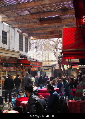 Shopping in Fez Medina mercato, Marocco Foto Stock