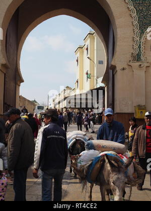 Shopping in Fez Medina mercato, Marocco Foto Stock