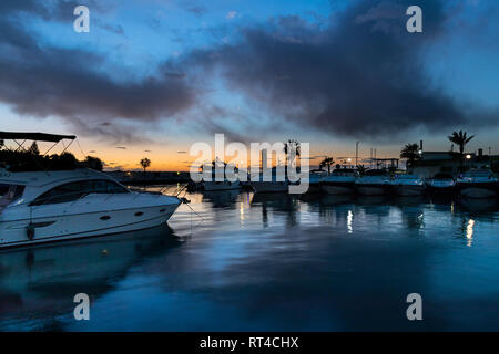 La mattina presto in Puerto Cabopino, Spagna Foto Stock