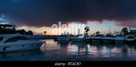 La mattina presto in Puerto Cabopino, Spagna Foto Stock