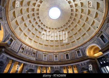 Plafoniera di cupola, o calcestruzzo a cassettoni cupola del Pantheon, un ex tempio romano (113-125AD) ora una chiesa, Roma Italia Foto Stock