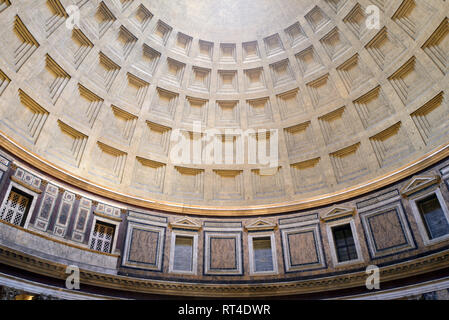 Disegno Particolare del soffitto interno cupola, o calcestruzzo a cassettoni cupola del Pantheon, un ex tempio romano (113-125AD) ora una chiesa, Roma Italia Foto Stock