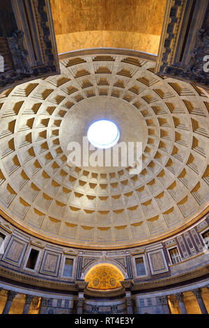 Plafoniera di cupola, o calcestruzzo a cassettoni cupola del Pantheon, un ex tempio romano (113-125AD) ora una chiesa, Roma Italia Foto Stock