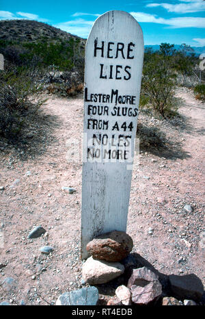 Il più noto divertente epitaffio trovata in una tomba di legno marcatore in 1880 Boothill cimitero in oggetto contrassegnato per la rimozione definitiva, Arizona, Stati Uniti d'America, recita: "Qui giace Lester Moore - quattro tondi da 44 - No Les - non più." Le lumache sono i proiettili da 44, che si riferisce ad un .44 pistola calibro. Lester Moore era un Wells Fargo addetto all ufficio ucciso da un cliente che ha ottenuto pazzo quando il suo pacco è stato consegnato dalla express company in una condizione danneggiata. Dopo il minerale di argento ha esaurito nel settore minerario boomtown dell'oggetto contrassegnato per la rimozione definitiva, il suo cimitero storico cadde in rovina fino agli anni venti quando il restauro della tomba di marcatori è iniziato. Foto Stock