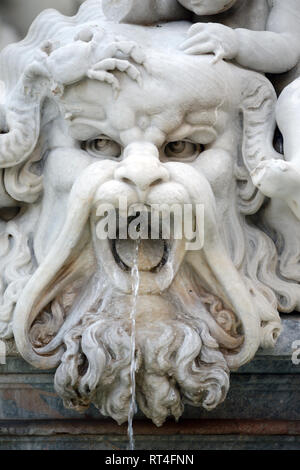 Mitica creatura, Fontana di Nettuno (1574) progettata da Giacomo della Porta su Piazza Navona o Piazza Navona nel quartiere storico di Roma Italia Foto Stock