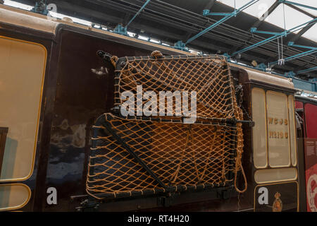 Il sacchetto di apparecchiatura di Exchange su un viaggio Post Office (TPO) carrello (1880-1930's) sul display al National Railway Museum di York, UK. Foto Stock