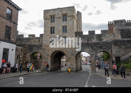 Micklegate Bar, parte della cinta muraria romana, visto dal lato interno della parete, città di York, North Yorkshire, Regno Unito. Foto Stock