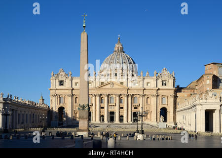 La Basilica di San Pietro e Piazza e antico Obelisco Egiziano, Città del Vaticano Roma Italia Foto Stock