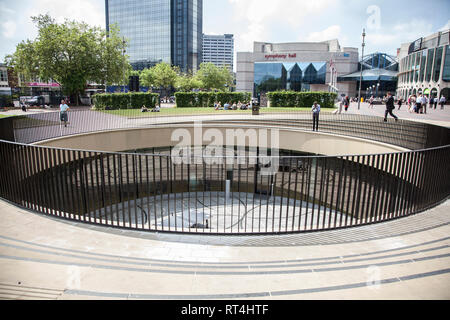 Al di fuori della parte anteriore della Biblioteca di Birmingham, Birmingham City Centre Foto Stock