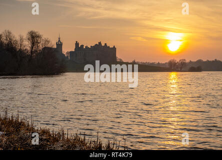 Sunset over Linlithgow Loch e Linlithgow Palace, West Lothian, luogo di nascita di Maria Regina di Scozia. Foto Stock