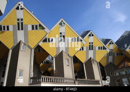 Giallo cubi case di residenti a Blaak con architettura moderna centro di Rotterdam nei Paesi Bassi Foto Stock