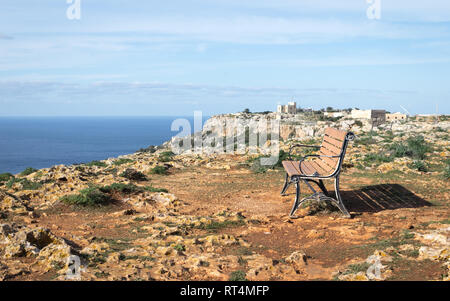 Un bel sedile unico vi invitano a rilassarvi su una silenziosa e soleggiata giornata chiara nella vostra vacanza. Bel posto sul Dingli Cliffs, Dingli. Malta. Europa Foto Stock