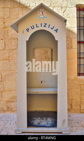 Vista in dettaglio di un antico e tradizionale maltese in legno lodge di polizia. Sullo sfondo di una parete di pietra arenaria. Mdina. Malta. L'Europa. Foto Stock