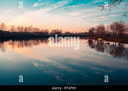 Tramonto su acqua Foto Stock