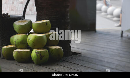 Dolce noci di cocco verde. Noce di cocco frutta tropicale per bere in Cina Foto Stock