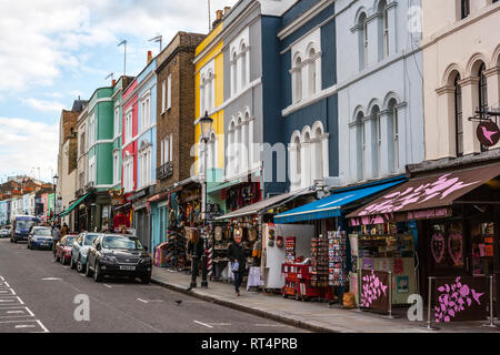 Vivacemente colorati negozi e case, Portobello Road a Notting Hill, Londra Foto Stock