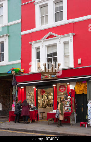 Vivacemente colorati negozi e case, Portobello Road a Notting Hill, Londra Foto Stock