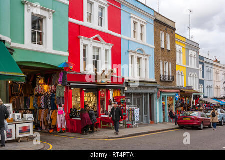 Vivacemente colorati negozi e case, Portobello Road a Notting Hill, Londra Foto Stock