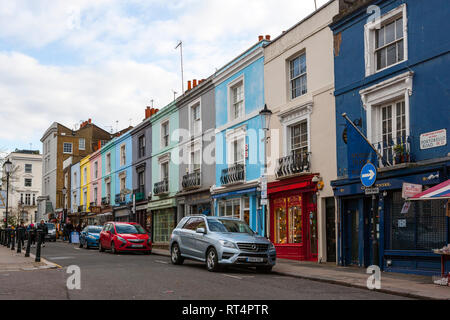 Vivacemente colorati negozi e case, Portobello Road a Notting Hill, Londra Foto Stock