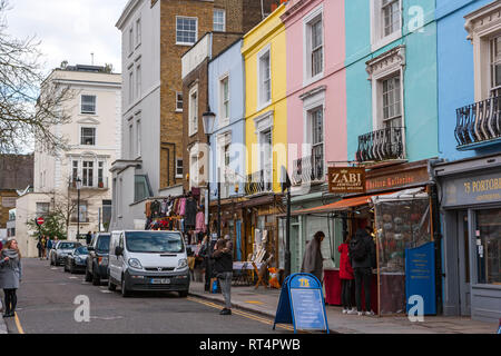 Vivacemente colorati negozi e case, Portobello Road a Notting Hill, Londra Foto Stock