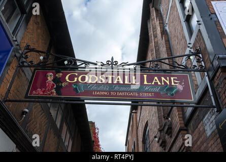 L'ingresso alla corsia Godstall a Chester, uno degli unici quattro corsie medievale di sopravvivere entro le mura della città Foto Stock