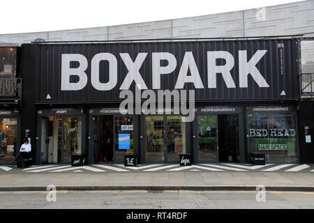 Boxpark, Shopping Mall costruito con i contenitori di spedizione, Shoreditch, East End di Londra, Inghilterra, Regno Unito Foto Stock