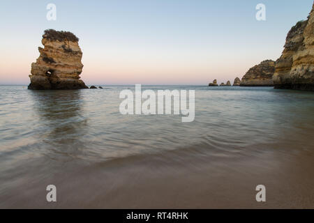 Praia do Camilo una bellissima spiaggia vicino a Lagos, in Algarve, PORTOGALLO Foto Stock