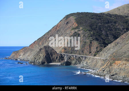 Big Sur Costa, Big Creek Bridge, Route 1, Highway 1, Pacific Coast Highway, Oceano Pacifico, CALIFORNIA, STATI UNITI D'AMERICA Foto Stock