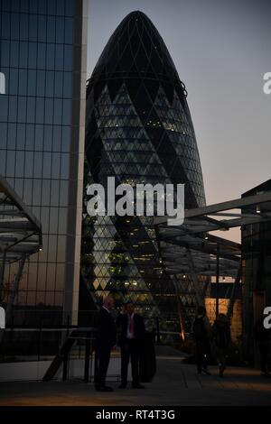 Foto ritagliata di uffici moderni edifici in vetro a Londra Foto Stock