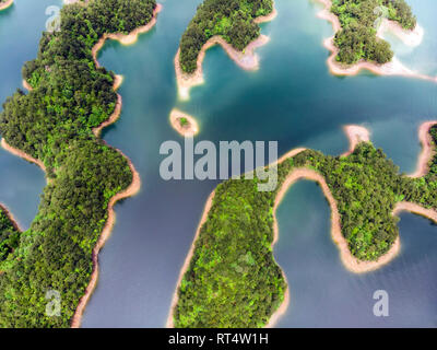 Vista aerea di mille isole del lago. Bird view di acqua dolce Qiandaohu. Valle incassata in Chun"di un paese, Hangzhou, nella provincia di Zhejiang, in Cina. Foto Stock