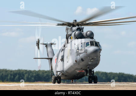 Russo forze aerospaziali Mi-26 elicottero. Foto Stock