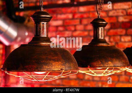 Stile steampunk elemento di design lampade pendenti vista sulle Red muro di mattoni vicino fino Foto Stock