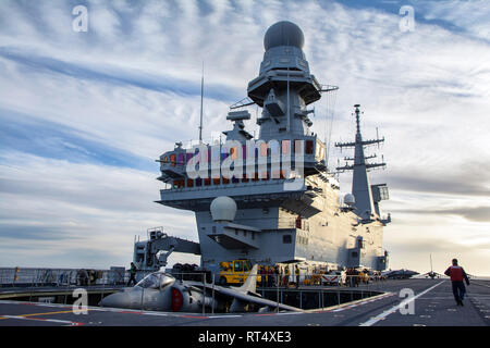 Un AV-8B+ Harrier II getto a bordo della Marina Militare italiana Cavour Portaerei. Foto Stock