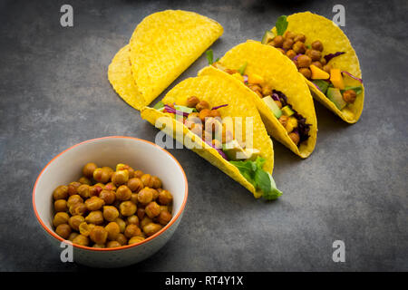 Ricetta dei tacos vegani alla messicana con avocado e ceci