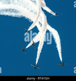 Sei L-39C del Baltico api aerobatic team effettuando in corrispondenza di un'esibizione aerea in Iran. Foto Stock