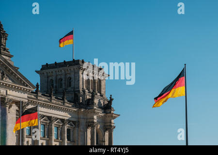 Tedesco bandiere sul palazzo del governo (Reichstag tedesco a Berlino - Foto Stock