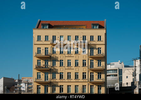 Restaurata facciata del tipico vecchio edificio residenziale in Berlino Foto Stock