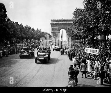 Lungo la linea del folle guardando l'ingresso delle truppe alleate dopo la liberazione di Parigi, 26 agosto 1944. Foto Stock