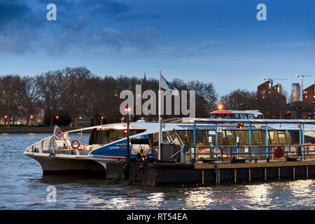 Londra il fiume Tamigi e un ciclone CLIPPER nella sera al Molo di Greenwich Foto Stock