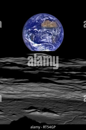 Aumento di massa come visto dal bordo del cratere di Compton sulla luna. Foto Stock